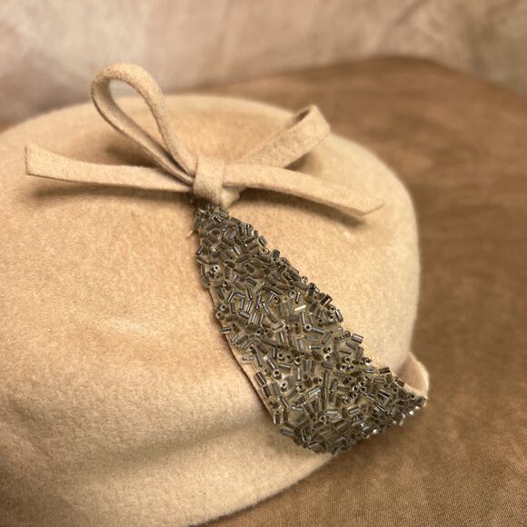 Vintage 40s Glamour Felts Tan Wool Round Pill Box Hat Beaded Bow Old Hollywood - Picture 2 of 8